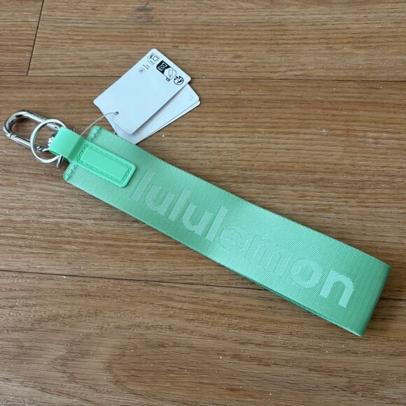 Lululemon Athletic Never Lost Keychain CTRL/WHT NWT